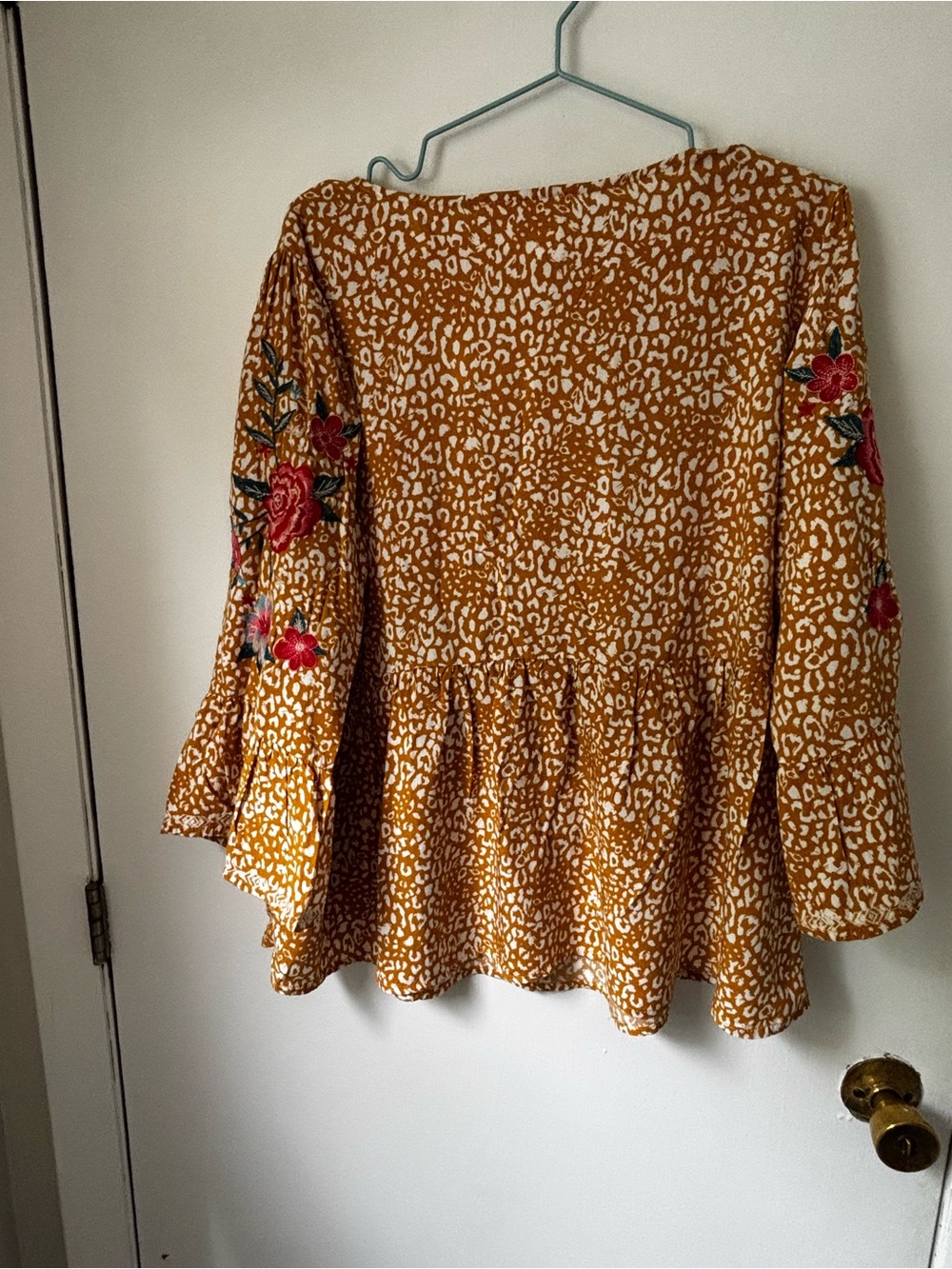 Savanna Jane Women's Mustard Floral Embroidered V-Neck Top Medium - Picture 2 of 2